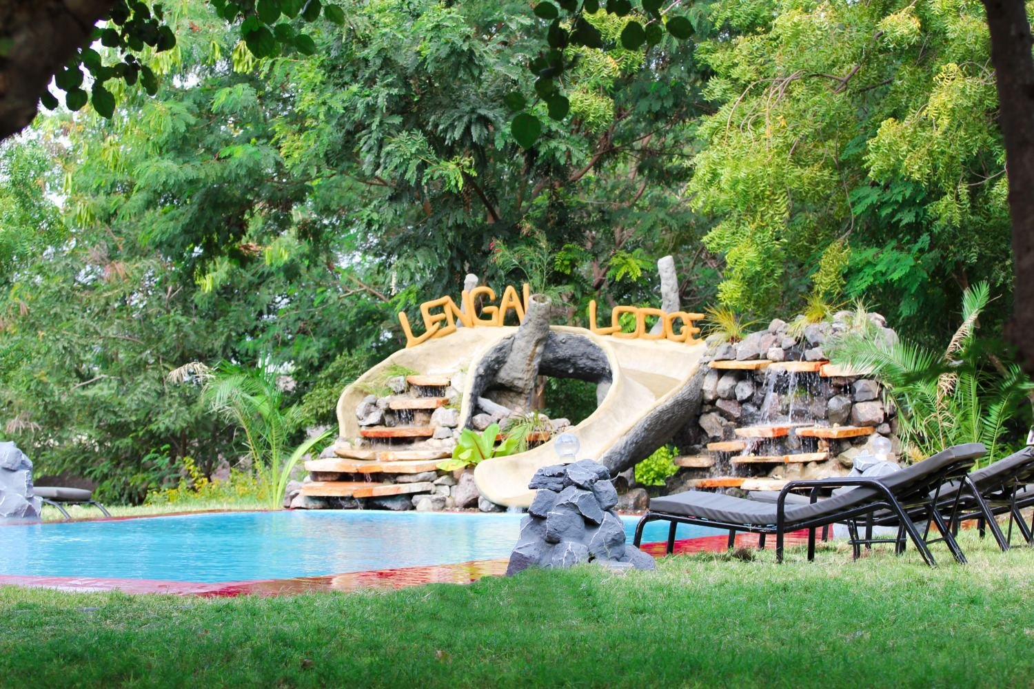 Lengai Safari Lodge grounds